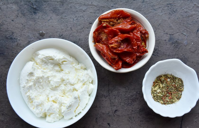 1. Этап. Творожный сыр с вялеными томатами: Приготовьте продукты для приготовления намазки из творожного сыра и вяленых томатов для брускет и бутербродов. Помимо вяленых томатов средиземноморскую нотку подчеркнут сухой чеснок и смесь трав (базилик, орегано, тимьян).