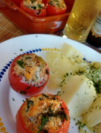 1. Этап. Фаршированные помидоры рыбой: 5. На гарнир я отварила картофель, который в любом виде будет сочетаться наилучшим образом. Несмотря на мало калорийность блюда оно весьма сытное.