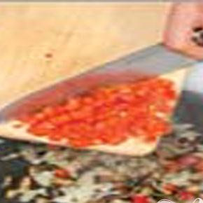 1. Этап. Рождественская индейка с апельсинами: 3. На сковороде на растительном масле минут 6 обжариваем шампиньоны и лук. Добавляем перец, и минуты 4 готовим еще. Снимаем с огня.