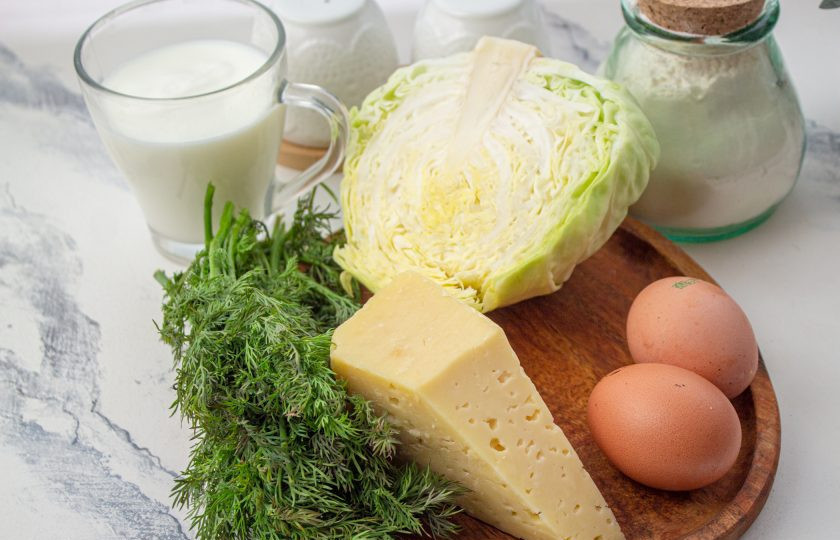 1. Этап. Заливной пирог с капустой и сыром: Подготовьте все ингредиенты. Я использовала молодую весеннюю капусту, ее предварительно готовить не надо. Если у вас капуста зимних сортов, то протушите ее, обжарьте или приготовьте на пару до полуготовности.