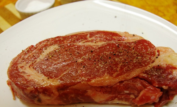 1. Этап. Стейк из свинины на сковороде: 2. Чтобы не перебить основной вкус мяса, лучше всего использовать только соль и перец. Ими тщательно натереть кусочек мяса с двух сторон. При желании, конечно, можно также добавить сухих трав или маринад для мяса.