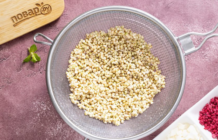1. Этап. Сырки из зеленой гречки: После замачивания тщательно промойте зеленую гречку, а после откиньте на сито и дайте стечь лишней воде.