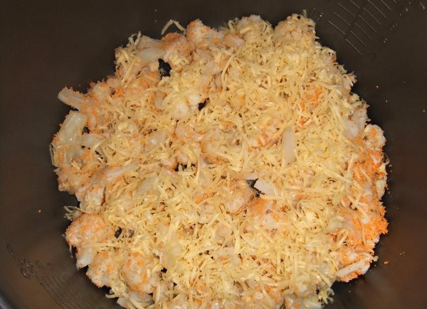 1. Этап. Замороженная цветная капуста в мультиварке: Посыпать сыром.