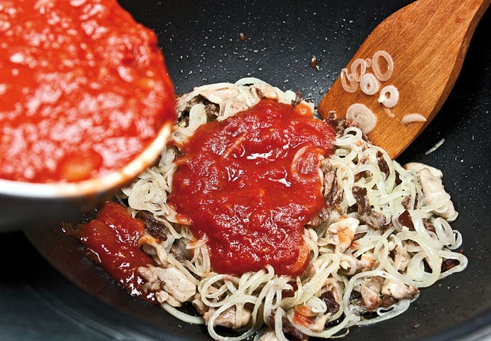 1. Этап. Солянка в казане: 6. Буквально через 5 минут добавьте томатный соус.