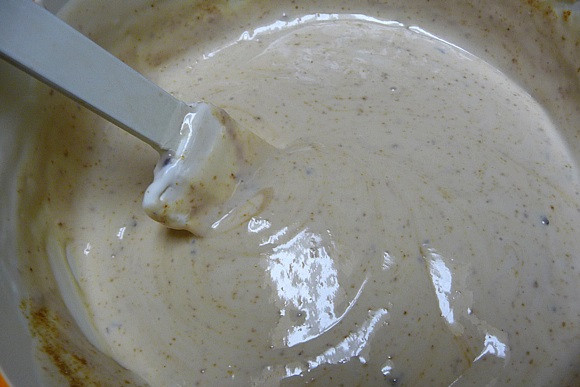 1. Этап. Свинина со сметаной: 3. Самое время заняться соусом. Сметану соединить с бульоном. Посолить и поперчить по вкусу, добавить любимые специи. Все тщательно перемешать.