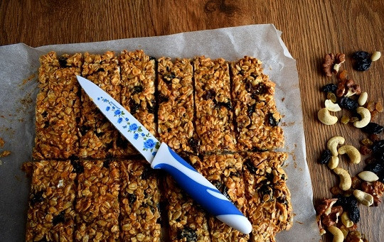 1. Этап. Батончики мюсли: Выньте из духовки, дайте остыть немного и разрежьте на батончики удобной для вас формы.