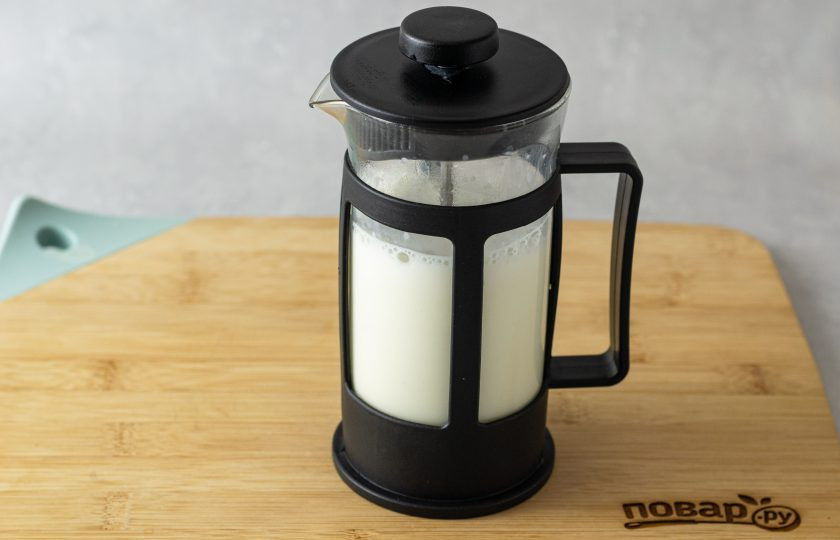 1. Этап. Ванильный раф: Взбейте молоко со сливками во френч-прессе.