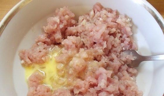 1. Этап. Котлеты из фарша индейки в духовке: Теперь добавим к получившемуся фаршу соль, перец, яйцо и молоко (либо воду). Тщательно перемешиваем фарш, отбиваем и даем ему постоять-созреть минут 15-20.