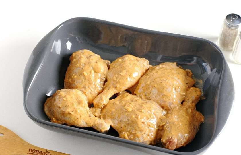 1. Этап. Курица в духовке с корочкой: Затем переложите курицу в форму для запекания. Сверху смажьте мясо остатками маринада. Запекайте блюдо в духовке при температуре 180-200 градусов до появления румяной корочки сверху.