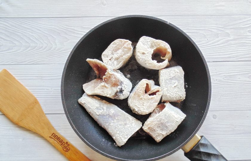 1. Этап. Минтай жареный в муке на сковороде: В хорошо нагретую сковороду с подсолнечным маслом выложите кусочки минтая.