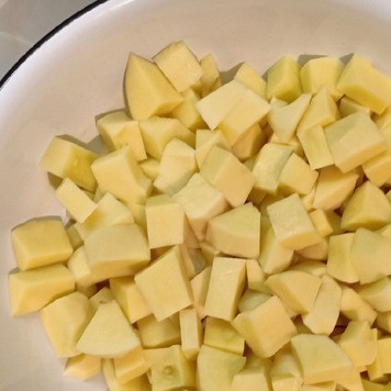 1. Этап. Картошка, тушеная с мясом: Картофель нарезать средними кубиками.