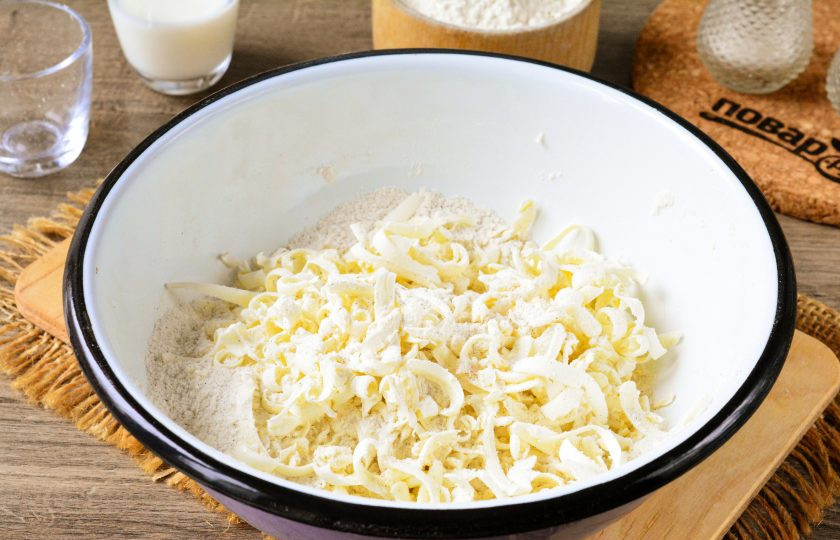 1. Этап. Печенье Нескафе: Натрите сливочное масло на терке и добавьте к муке.