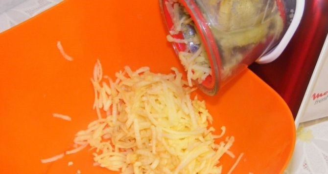 1. Этап. Салат Крабы в шубе: 6. Яблоко (кисло-сладкое) мою, срезаю с него кожуру и вычищаю семена, измельчаю фрукт на крупной терке.