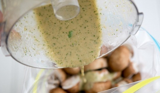 1. Этап. Шампиньоны на шпажках: Грибы сложить в пакет и залить полученным маринадом.