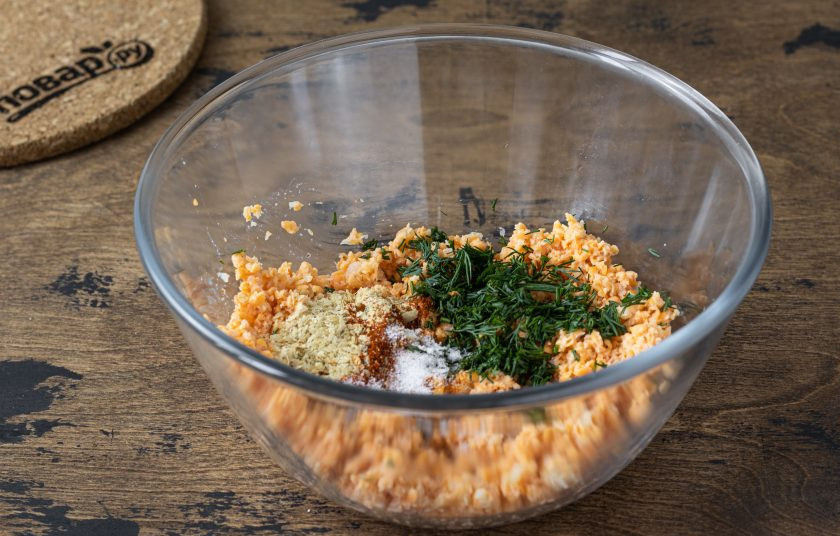 1. Этап. Постные котлеты с псиллиумом: Добавьте соль, все специи и мелко порубленный укроп. Все перемешайте.