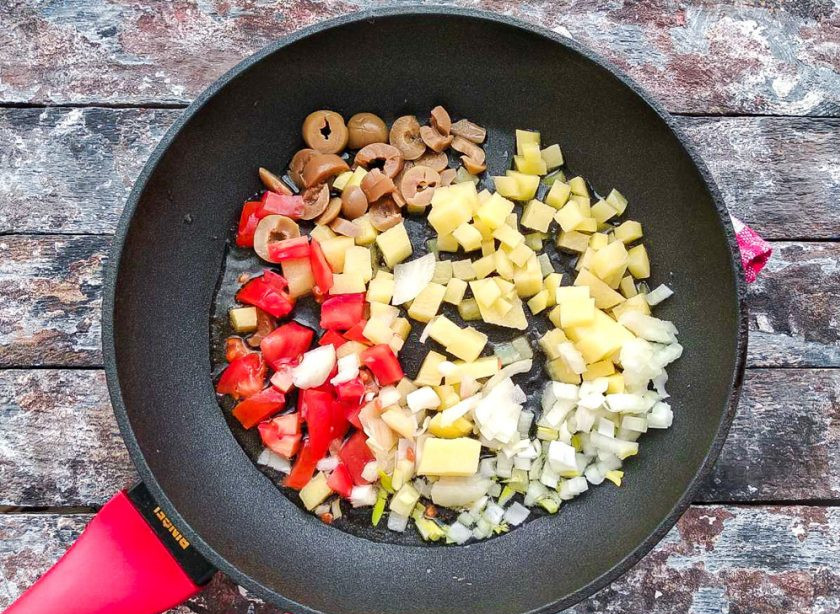 1. Этап. Рыба по-сицилийски: Хорошо разогрейте сковороду, налейте растительное масло, добавьте подготовленные ингредиенты и обжаривайте их 10-15 минут.