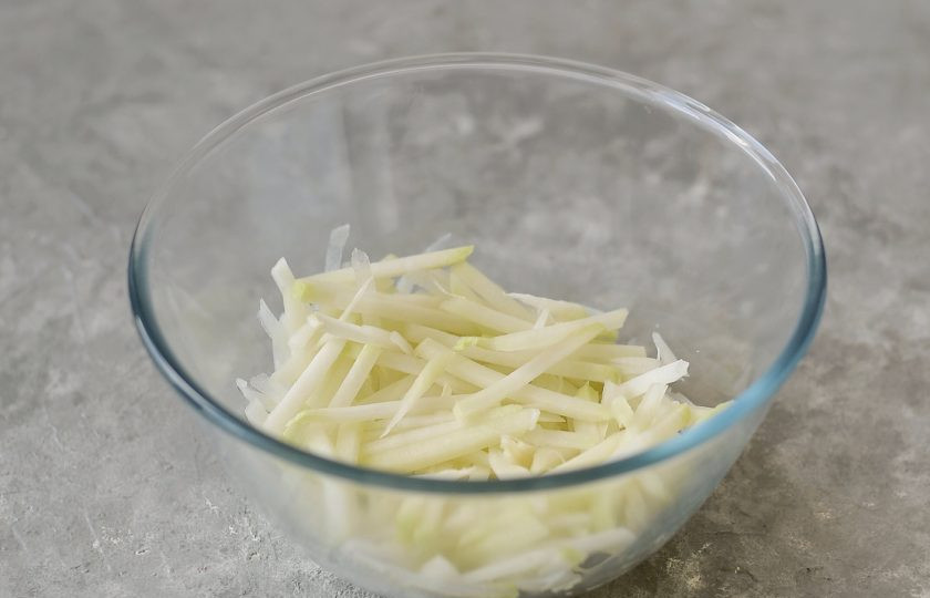 1. Этап. Салат из кольраби и редиса: Кольраби очистите от кожуры, затем нарежьте соломкой.