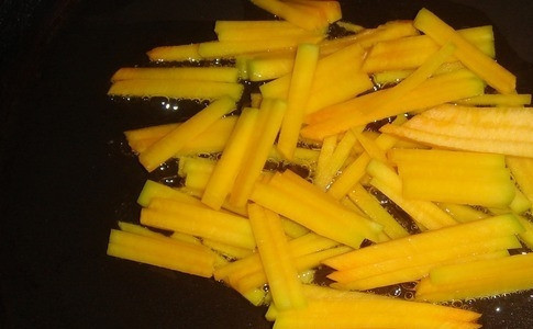 1. Этап. Морской окунь отварной: Тыкву очистите и нарежьте тонкой соломкой. Вы можете отварить овощ в кастрюле (или же использовать для этого пароварку). Также уместно обжарить немного тыкву на сковороде, используя минимальное количество растительного масла.