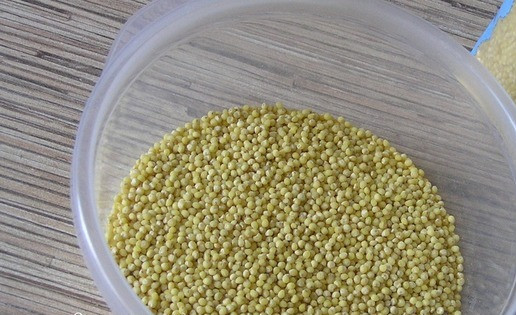 1. Этап. Пшено с тунцом и морепродуктами: Пшено промойте, всыпьте в чашу для супа пароварки.