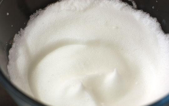 1. Этап. Суфле из трески: Белки взбиваем вместе со щепоткой соли до консистенции густой пены.