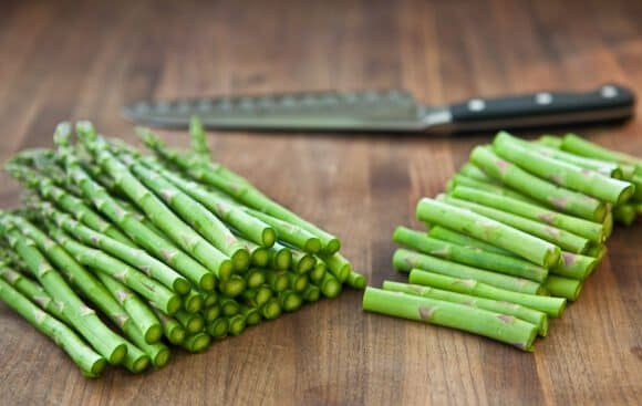 1. Этап. Спаржа в сырном соусе: 1. Вымойте спаржу и удалите плотные концы.