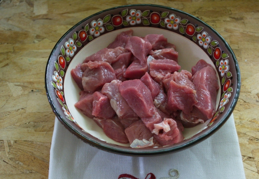 1. Этап. Мясо с овощами в горшочках: Говядину (филе) нарезать кубиком. Поскольку мясо обжариваться не будет, следует нарезать его на кубики размером 2х2 см. Тогда мясо приготовится отлично и не потеряет свои соки.