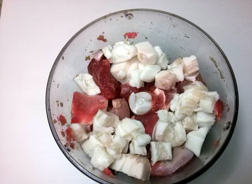 1. Этап. Ветчина из индейки: С помощью блендера или мясорубки измельчите кусочки мяса и сала.