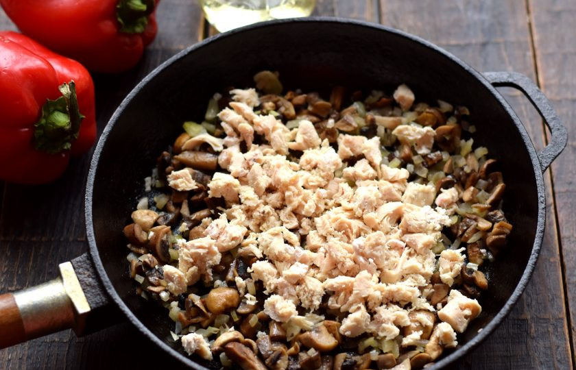 1. Этап. Жюльен в болгарском перце: Вареное куриное филе нарежьте произвольными кусочками небольшого размера, добавьте к грибам, перемешайте, жарьте несколько минут.