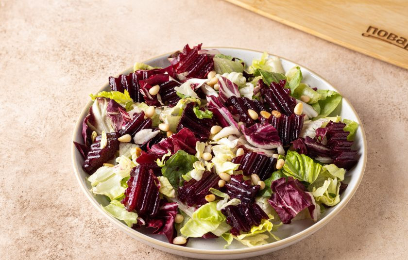 1. Этап. Свекольный салат с медовой заправкой: Сверху посыпьте орешками.