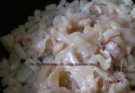 1. Этап. Роллы с кальмарами: Добавьте нарезанные полосками кальмары.