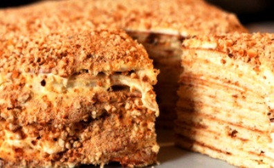 1. Этап. Торт Минутка: Вверх и бока торта тоже смазываем кремом, а затем посыпаем крошкой (обрезки теста измельчаем в блендере или скалкой). Отправляем торт в холодильник на несколько часов, но лучше на ночь.