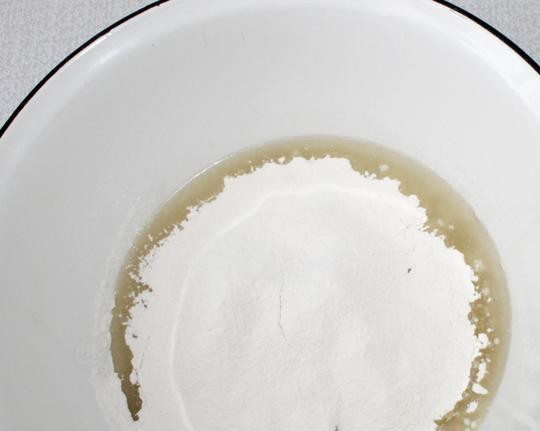 1. Этап. Печенье без молока: В получившуюся смесь добавляем ванильный сахар и небольшими порциями подсыпаем муку. Тесто у нас должно получиться плотным, мягким и не липнуть к рукам.