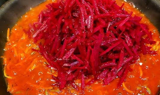 1. Этап. Борщ сибирский: 7. Тушеную свеклу аккуратно откиньте на дуршлаг, сохранив жидкость, в которой она варилась. После выложите к луку и моркови. Также использовать в рецепт приготовления борща сибирского можно сладкий перец.