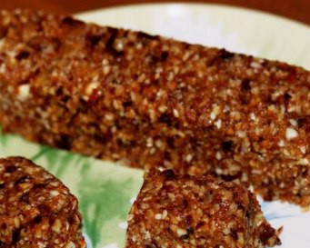 1. Этап. Веганские батончики из сухофруктов: Затем нарезаем пласт на батончики. Размеры - по вашему желанию.