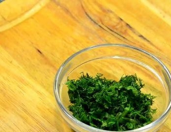 1. Этап. Салат Новогодняя ночь с селедкой: 10. Для украшения нам понадобится нашинкованная мелко зелень.