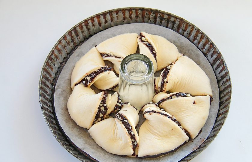 1. Этап. Слоеный шоколадный пирог: 7. Скрутите своеобразные лепестки, повернув каждую надрезанную часть примерно три раза.