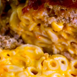 Мясной рулет с макаронами и сыром