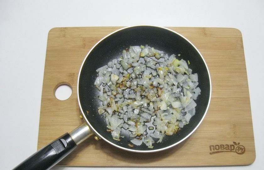 1. Этап. Перцы фаршированные курицей в духовке: Поджарьте лук до прозрачности.