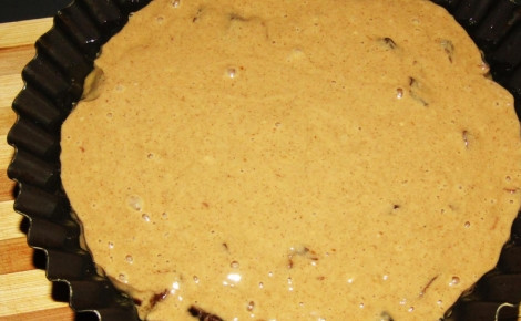 1. Этап. Диетическая коврижка: Форму для выпечки смажьте маслом. Влейте в неё тесто. Разогрейте духовку до 180 градусов.