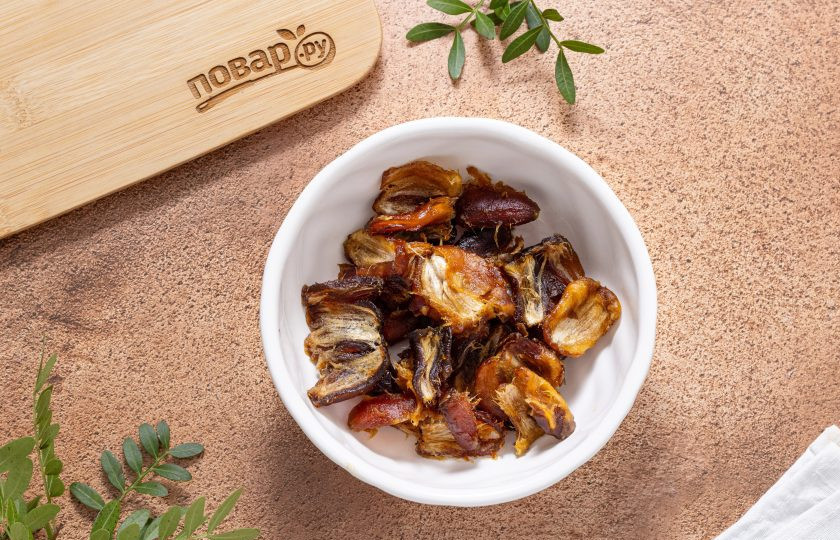 1. Этап. Шоколадные конфеты без сахара: Финики замочите в теплой воде на 5 минут, затем слейте воду и очистите их от косточек.