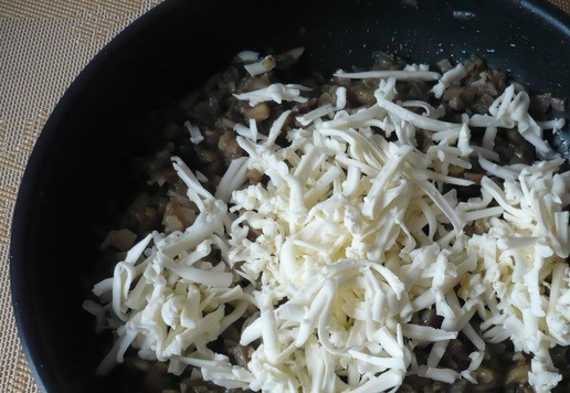 1. Этап. Мясные гнезда из фарша индейкиЗмейки: Когда шампиньоны будут готовы, добавьте натертый на крупной терке плавленный сырок. Все хорошо перемешайте.
