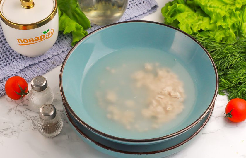 1. Этап. Кисло-сладкий хлеб: Влейте теплую воду, не горячее 35 градусов, чтобы дрожжи отлично активировались в ней, а не сварились.