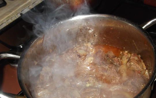 1. Этап. Хазани хоровац: Добавляем гранатовый сок. Перемешиваем и тушим в течение 5-7 минут с закрытой крышкой.