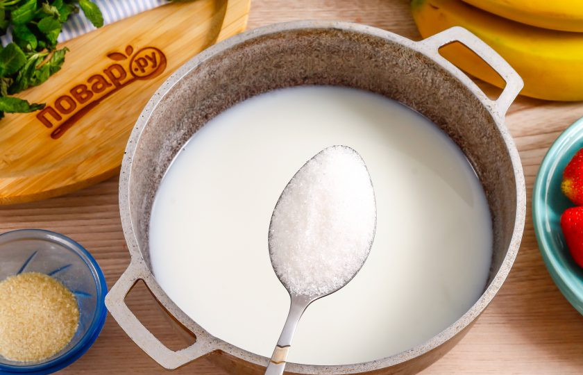 1. Этап. Клубнично-банановый террин: Сливки перелейте в казан или ковш с антипригарным дном, всыпьте туда сахарный песок и поместите емкость на плиту. Доведите практически до кипения и выключите нагрев. По желанию можно добавить немного ароматизатора: ванильный, цитрусовый и т.д.