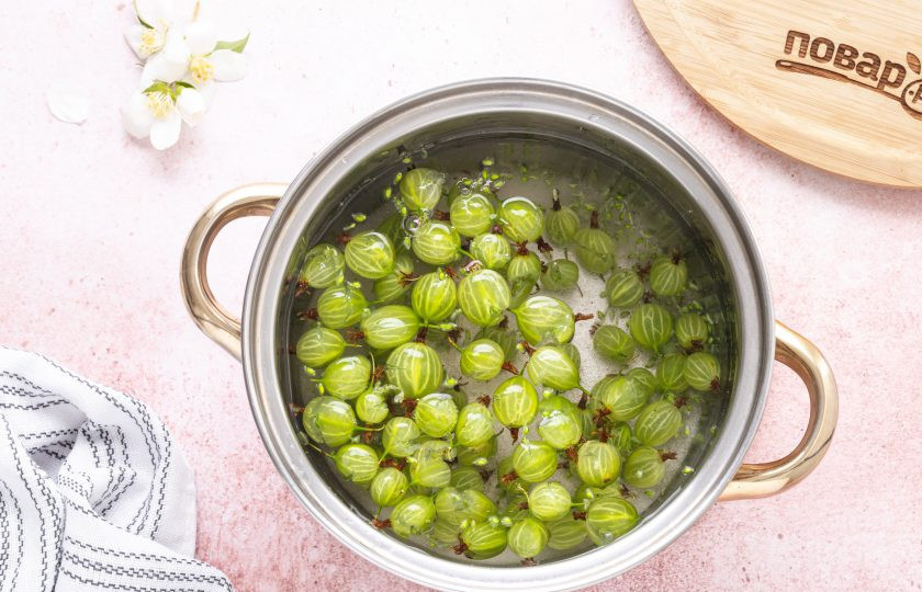 1. Этап. Квас из крыжовника: Влейте горячую воду и доведите до кипения. Варите около 15 минут.