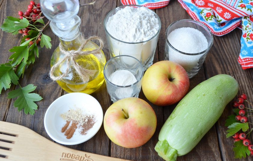 1. Этап. Пирог из кабачков и яблок: Подготовьте продукты, вымойте кабачок и яблоки. Простите, забыла яйца из холодильника достать, но они должны быть хорошо охлажденными, чтобы взбились.