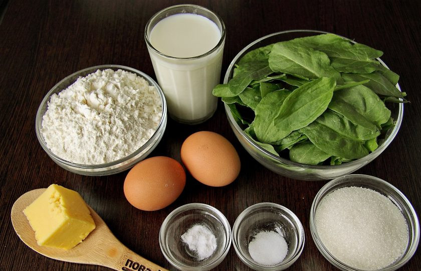 1. Этап. Заливной пирог с щавелем: Подготовьте все ингредиенты.