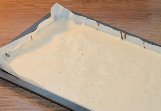 1. Этап. Полосатое пирожное с вареной сгущенкой: 8. Сверху выливаем тесто и аккуратно разравниваем тонким слоем.