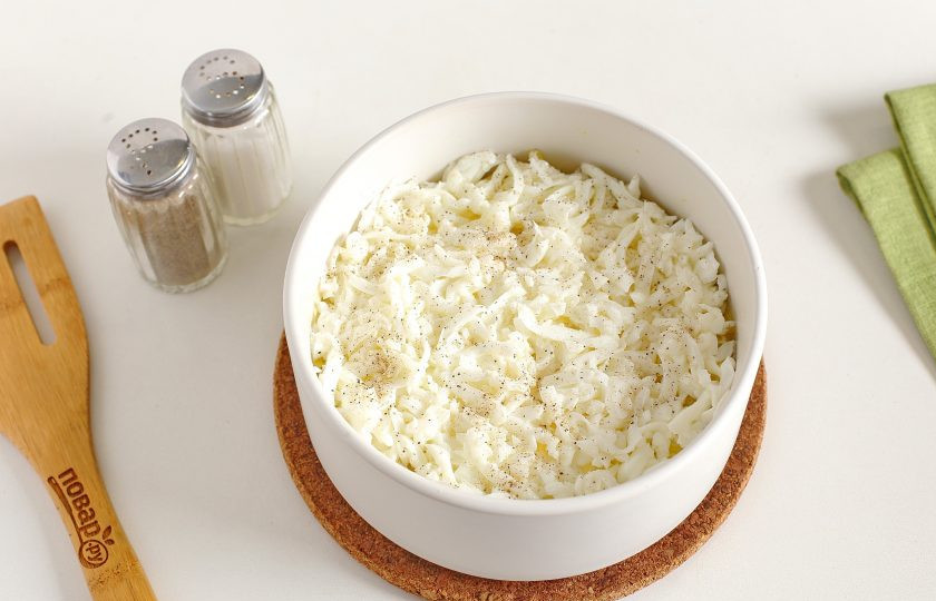 1. Этап. Салат из жареных шампиньонов: Далее идут тертые белки (желтки оставьте для украшения).