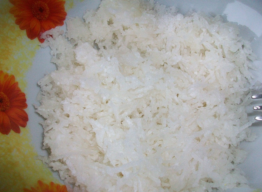 1. Этап. Салат из редьки со сметаной: 2. Натрите редьку на среднюю терку.